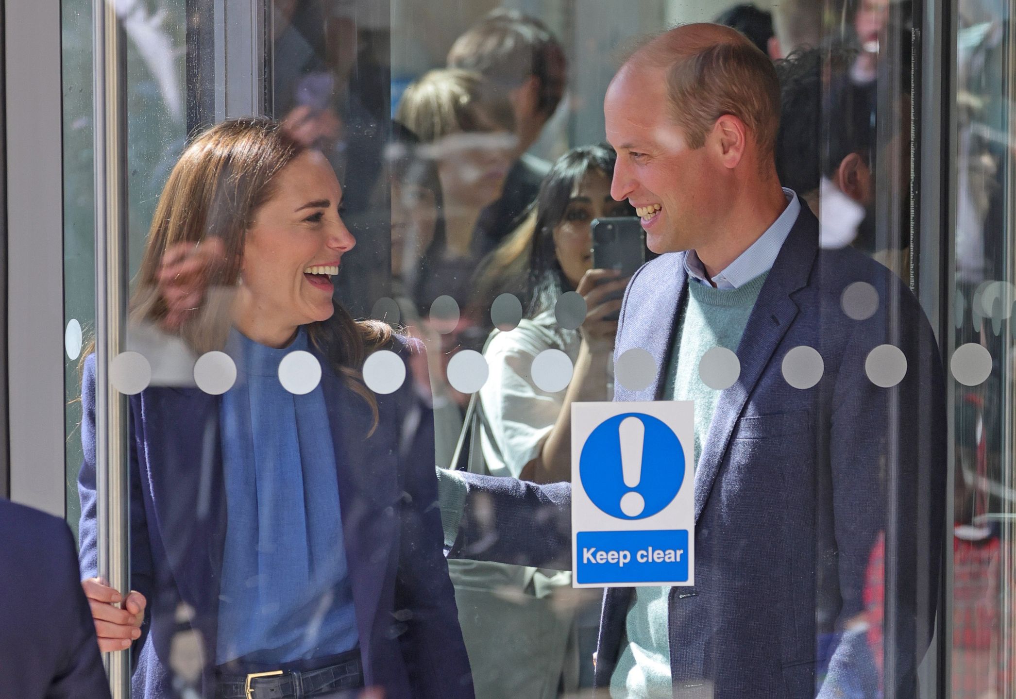 Kate i William wizytują w Szkocji i bratają się z poddanymi. Dla nich złamali protokół 
