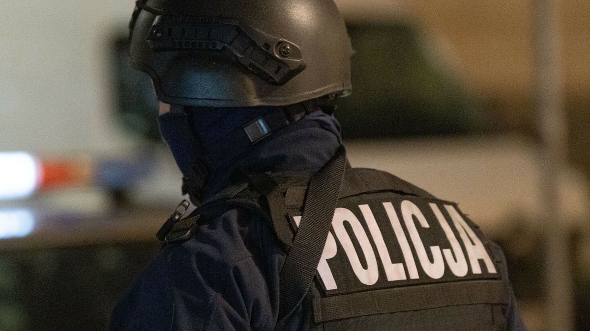 M??czyzna z transparentem na pomniku Ofiar Katastrofy Smole?skiej9.11.2024 Warszawa Dzialania policji na placu Pilsudskiego w zwiazku z mezczyzna na pomniku fot. Marysia Zawada/REPORTERMarysia Zawada/REPORTER