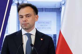 Domański o programie 800 plus. "Nie ma żadnych planów zmian"