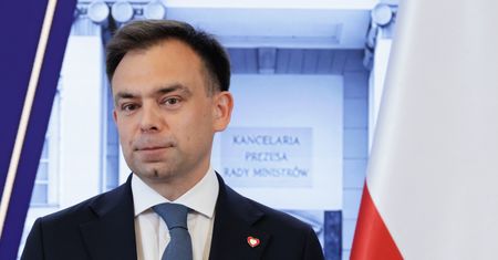 Co rząd zrobi z 800 plus? Zapytali ministra finansów