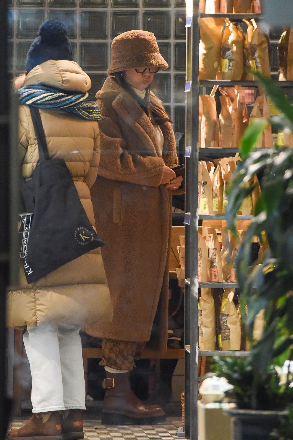 Wystylizowana Kinga Rusin robi rundkę po mieście