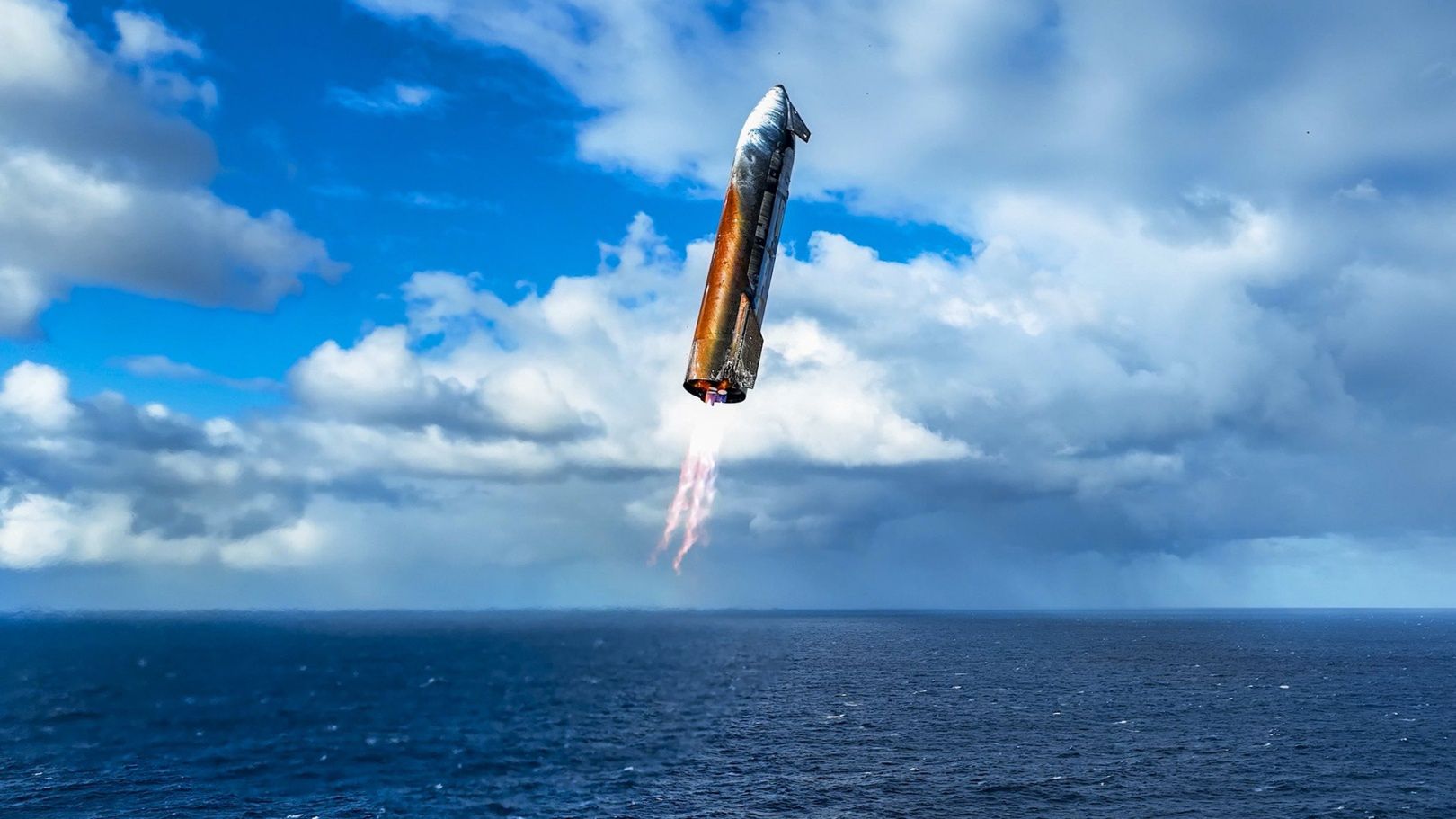 Starship podczas lądowania w Oceanie Indyjskim.