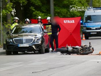 Zderzenie motocyklisty z Porsche i Mercedesem. Nie żyje pasażerka motocykla
