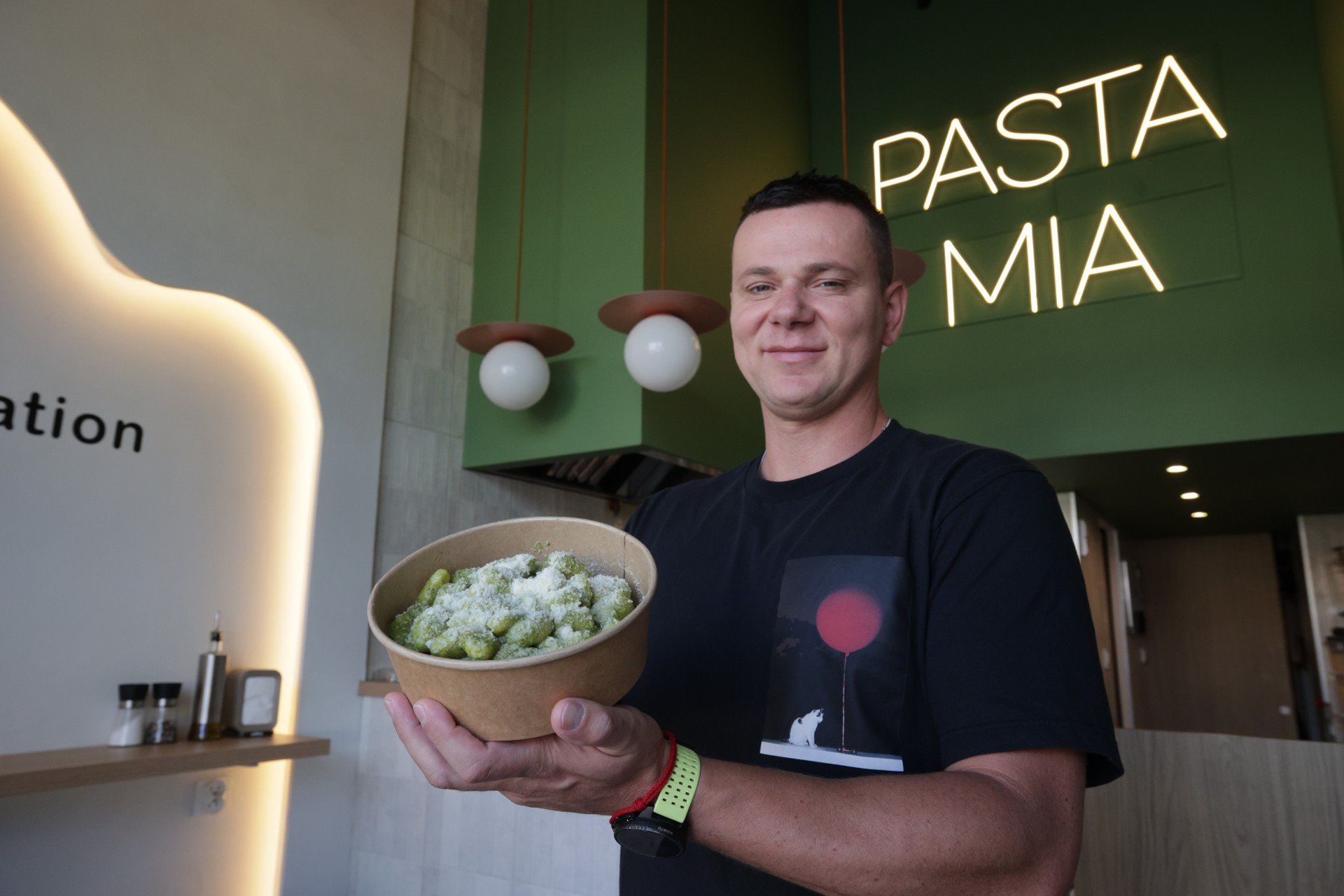 Michał Metryka z powodzeniem prowadzi lokal Pasta Mia na kieleckim Rynku. Założenie? Szybka pasta z popularnymi sosami na miejscu i na wynos. I to okazuje się przepisem na sukces