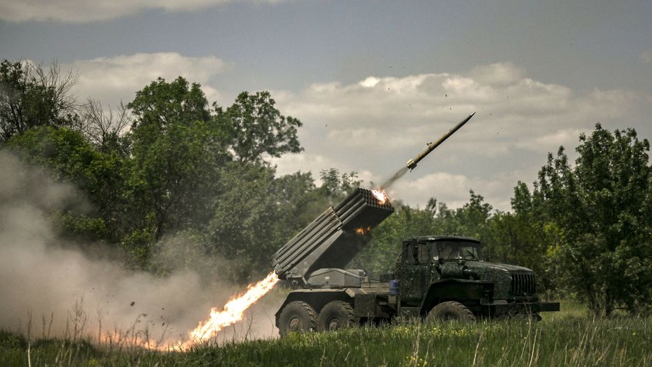 Wojna w Ukrainie - sytuacja w DonbasieTOPSHOT - Ukrainian troops fire with surface-to-surface rockets MLRS towards Russian positions at a front line in the eastern Ukrainian region of Donbas on June 7, 2022. (Photo by ARIS MESSINIS / AFP)ARIS MESSINIS