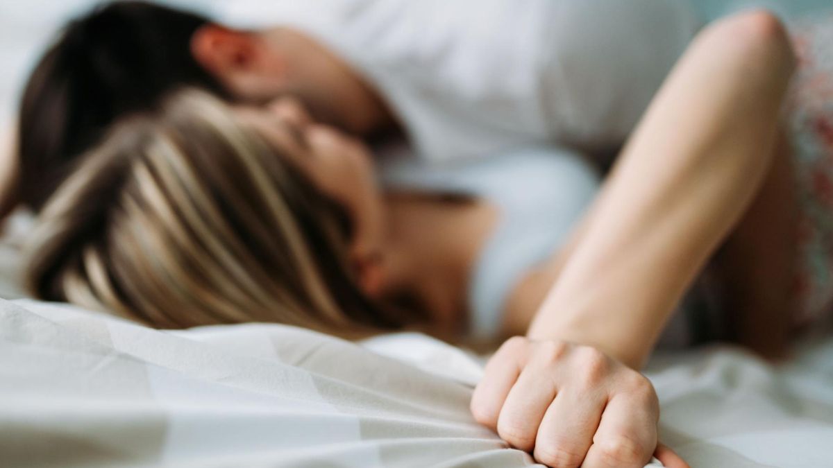 Seksoholizm objawia się dążeniem do stosunku seksualnego lub orgazmu kilka razy dziennie.