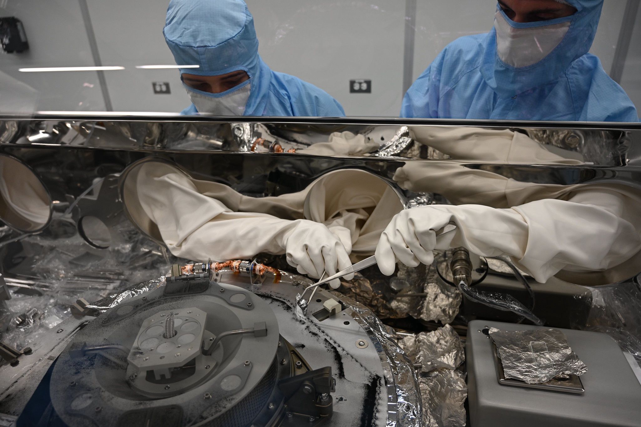 Otwarcie pokrywy powrotnej próbki asteroidy OSIRIS REx NASA