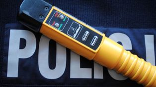 Czaplinek: Pijany kierowca uciekał przed policją i uderzył w ogrodzenie