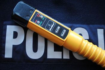 Czaplinek: Pijany kierowca uciekał przed policją i uderzył w ogrodzenie