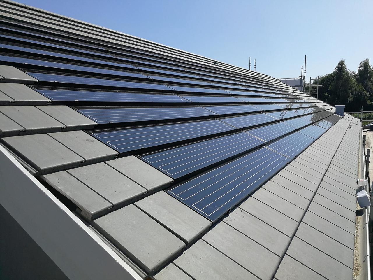 Dachówka fotowoltaiczne. Czy dachówki solarne zastąpią panele?