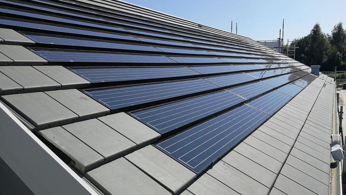 Dachówka fotowoltaiczne. Czy dachówki solarne zastąpią panele?