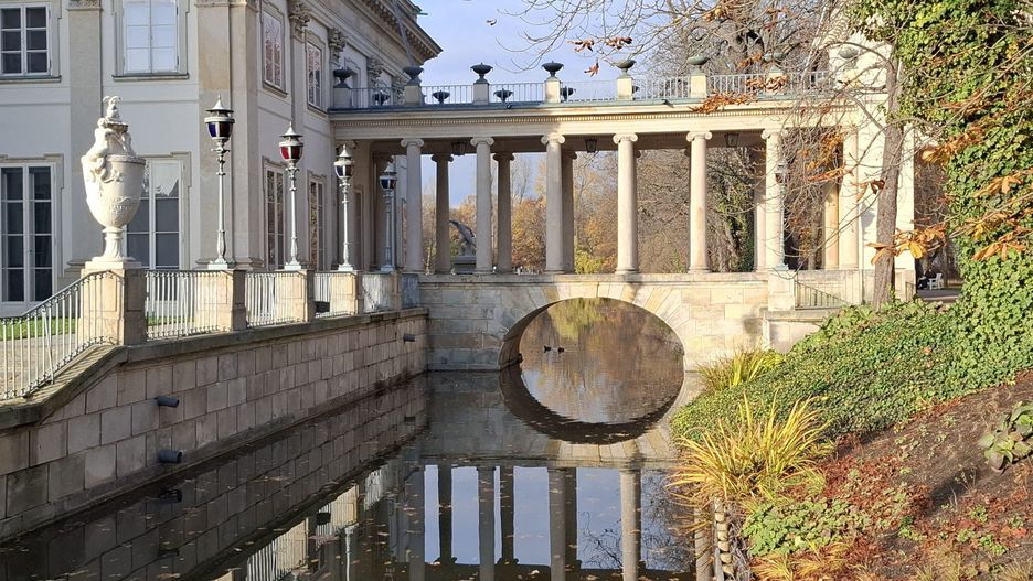 Łazienki Królewskie jak z filmu. Alejki pokryły się złotem jesieni. Jest przepięknie