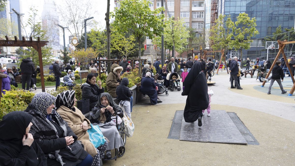 Ludzie koczują na ulicach Stambułu
