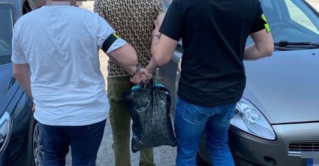 Czekali na niego na parkingu. Pobili go i ukradli samochód