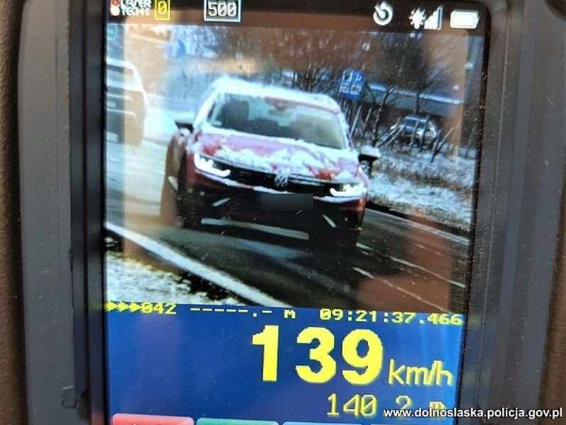 139 km/h w zabudowanym. Kierowca nie zważał na śnieg i mróz