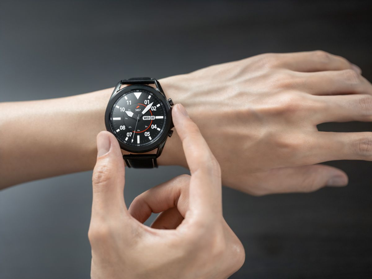 Samsung Galaxy Watch 3 oficjalnie. Obracany pierścień, EKG i obsługa gestami 2