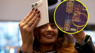 Dlaczego ekran iPhone'a Duo pęka? Prześwietlili zawias i wskazali winowajcę