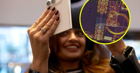 Dlaczego ekran iPhone'a Duo pęka? Prześwietlili zawias i wskazali winowajcę