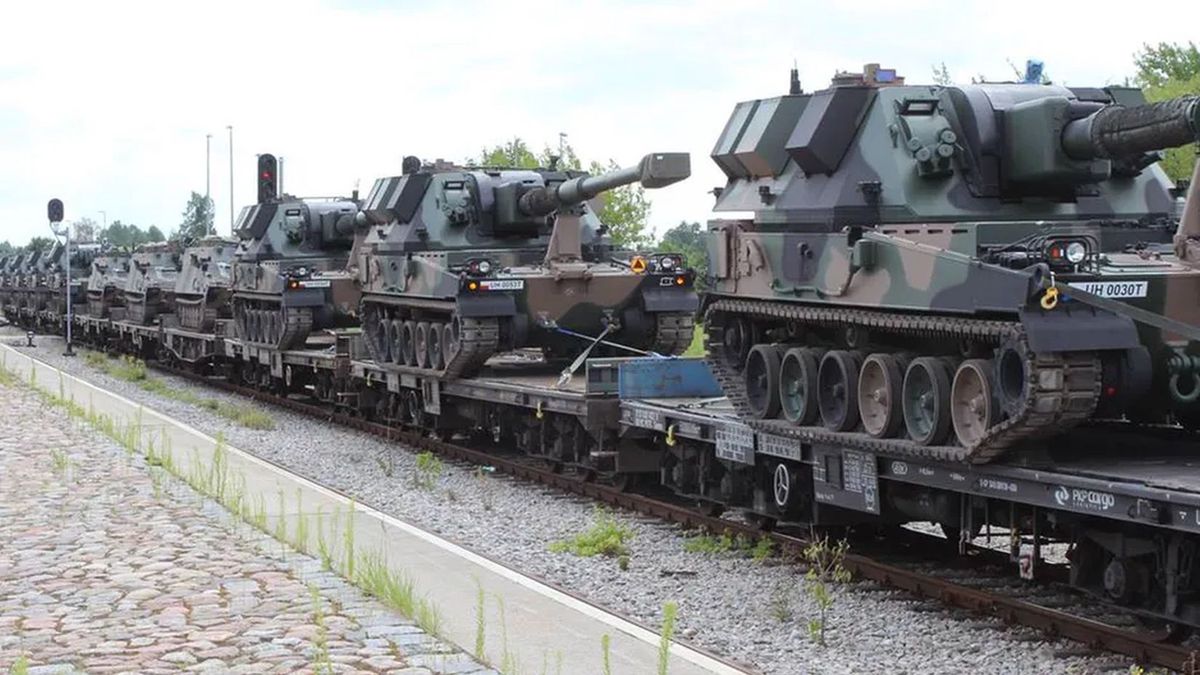 Armatohaubice Krab podczas transportu, zdjęcie ilustracyjne