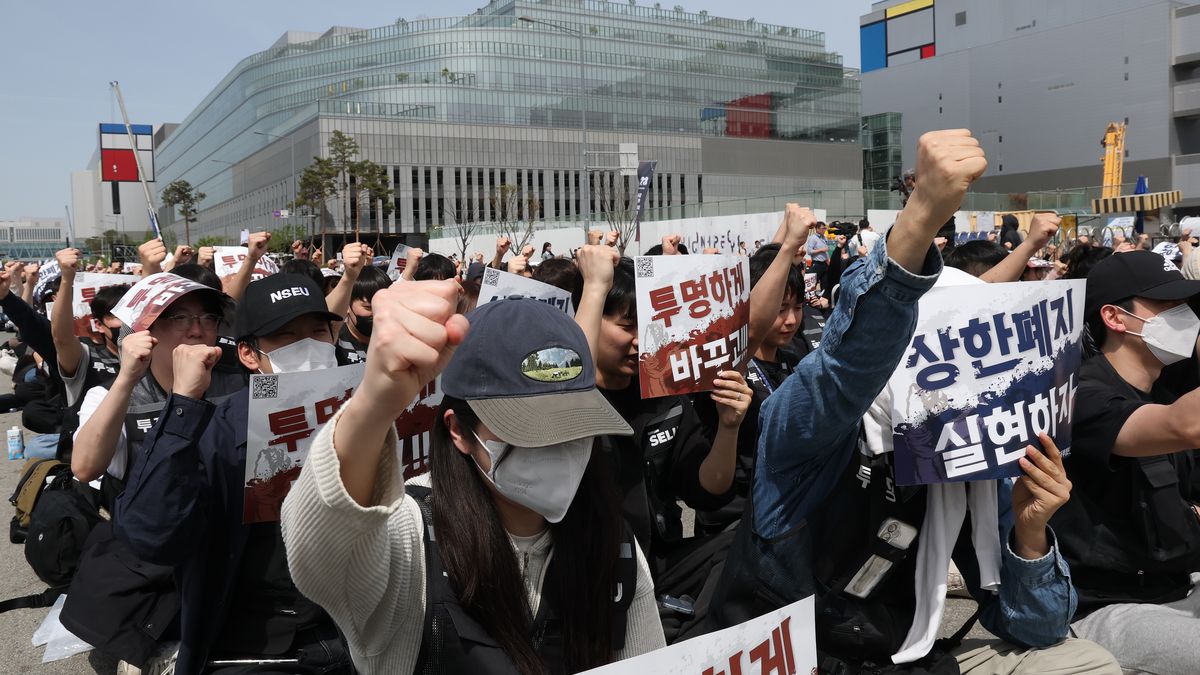 Unionized Workers Of Samsung Electronics Hold Rally
PYEONGTAEK, SOUTH KOREA - APRIL 23: Tens of thousands of unionized Samsung Electronics Co. employees participate in a rally in front of the Samsung Electronics Pyeongtaek Campus on April 23, 2026 in Pyeongtaek, South Korea. The union is holding a large-scale rally today followed by a strike from May 21 to June 7. The union workers are saying the tech giant may lose up to $20.3 billion USD in profit this year alone should it go ahead with its walkout as planned. (Photo by Chung Sung-Jun/Getty Images)
Chung Sung-Jun