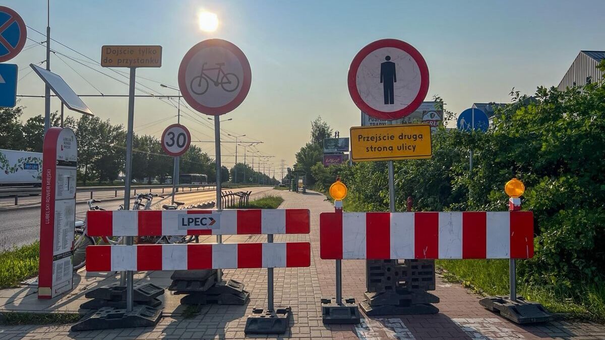 Zamknięty chodnik i ścieżka rowerowa na ul. Jana Pawła II