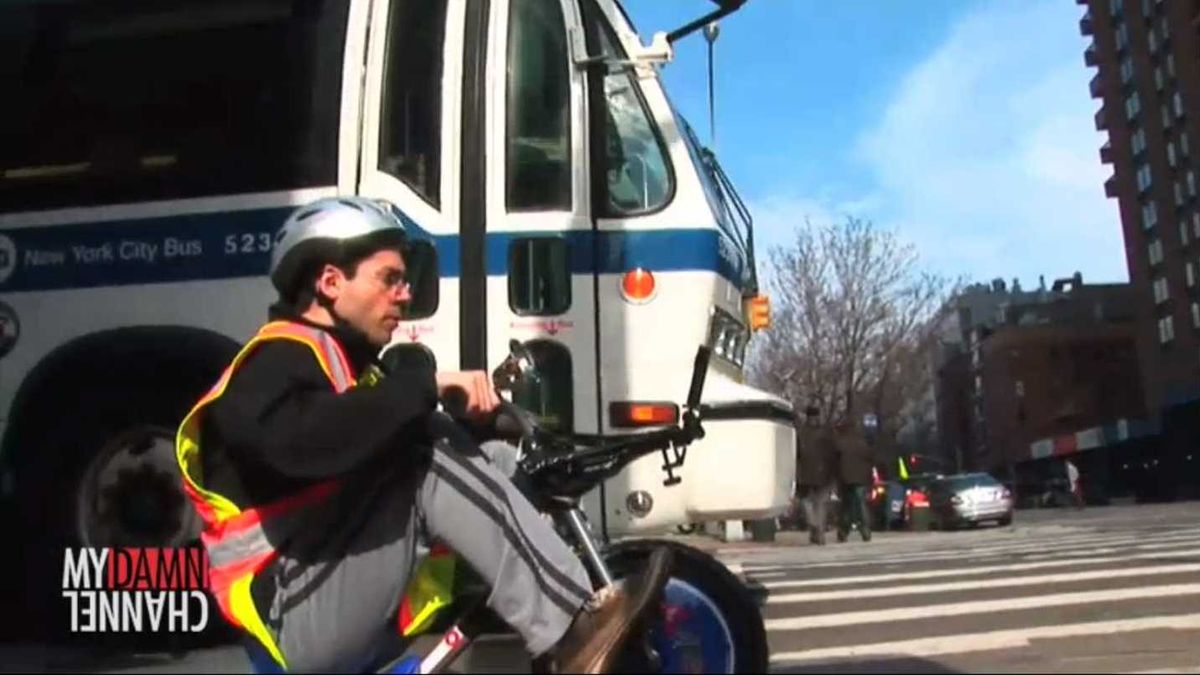 Nowojorski autobus i dziecięcy trójkołowiec - który jest szybszy? [wideo] 1