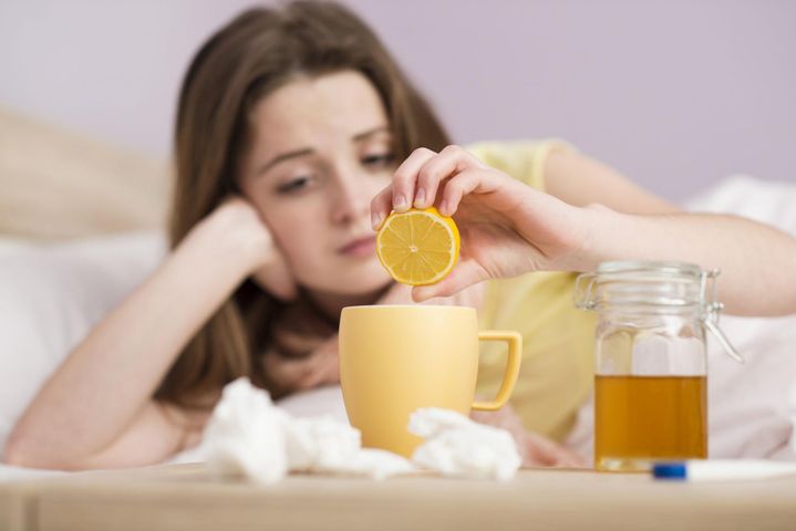 Objawy grypy i przeziębienia to wysoka gorączka i słabe samopoczucie