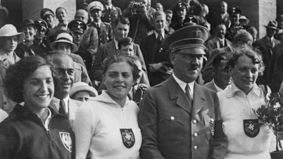 Hitler z najlepszymi oszczepistkami na igrzyskach w Berlinie. Po lewej Maria Kwaśniewska