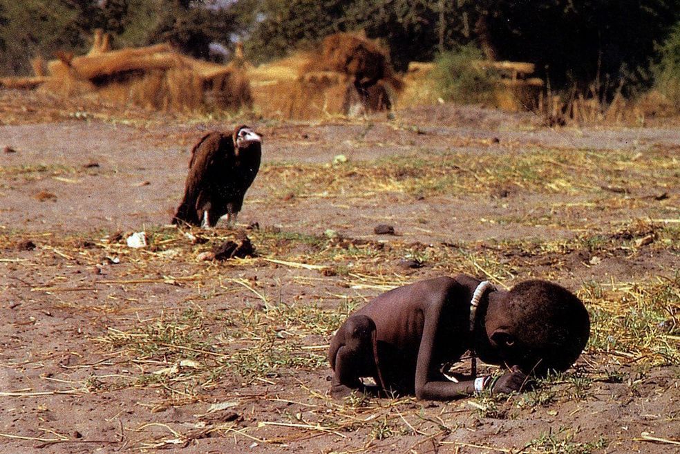 Kevin Carter sfotografował sępa skradającego się za głodującym dzieckiem