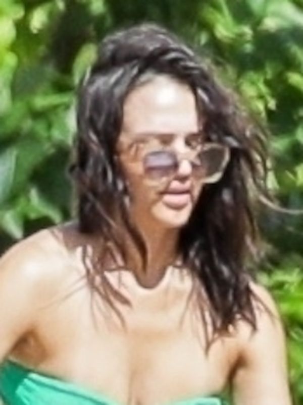 42-letnia Jessica Alba relaksuje się z trójką dzieci na hawajskiej plaży