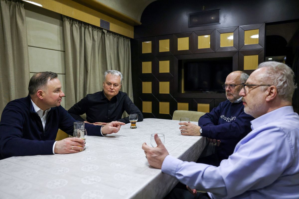 A handout photo made available by Polish President's Press Office (KPRP) shows Presidents of Poland Andrzej Duda (L), Lithuania Gitanas Nauseda (2-L), Estonia Alar Karis (2-R) and Latvia Egils Levits (R) on a train on their way to Kiev, Ukraine, 12 April 2022 (issued 13 April 2022). Presidents of Poland and the Baltic states will meet with the president Of Ukraine, Volodymyr Zelensky. EPA/Jakub Szymczuk HANDOUT HANDOUT EDITORIAL USE ONLY/NO SALES Dostawca: PAP/EPA.