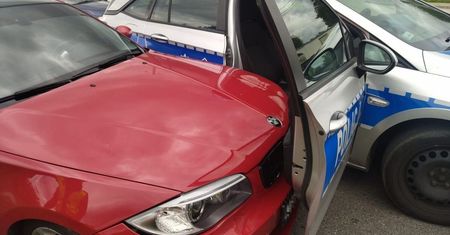 Szaleńczą jazdę skończył na drzwiach radiowozu. Kierowca bmw uzbierał 55 punktów karnych