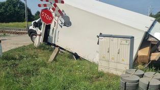 Zduńska Wola: Zignorował znak STOP i wjechał na tory. Bus zderzył się z drezyną