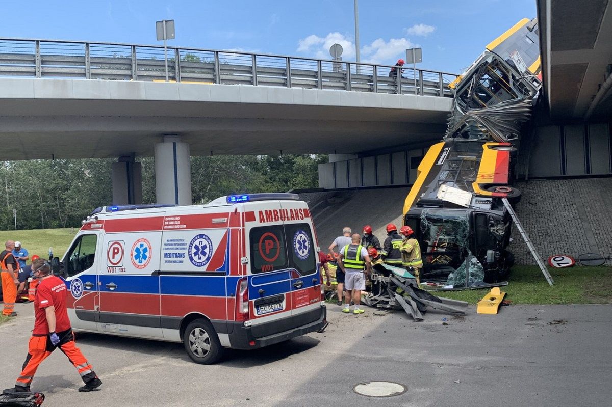 Warszawa. Wypadek autobusu. Ratownik opowiada, co działo się na miejscu. "Mieli szczęście"