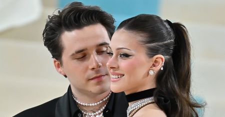 Nicola Peltz pozuje NAGO pod prysznicem, a dumny Brooklyn Beckham chwali się w komentarzu: "JA zrobiłem to zdjęcie"
