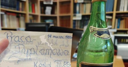 W szkole zrobili remont. Wyszło, że za boazerią krył się list w butelce
