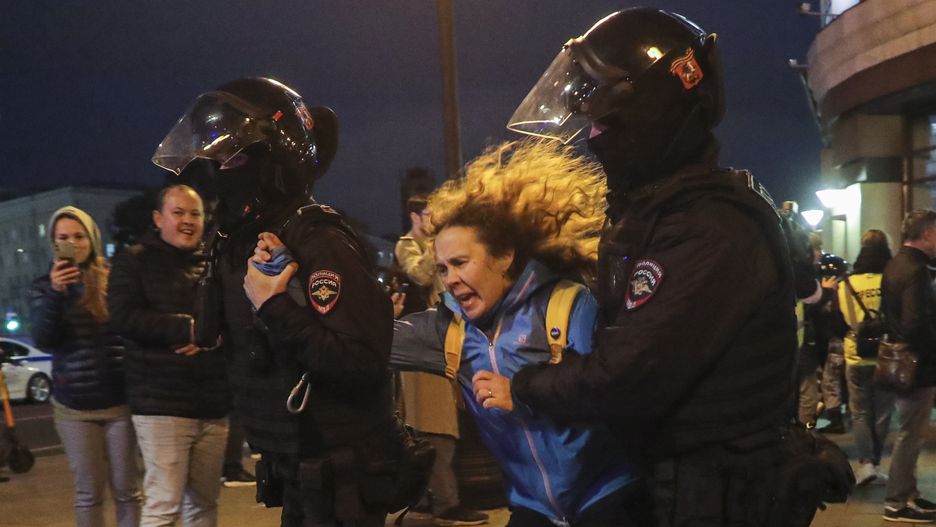 Jedna z protestujących w Moskwie po ogłoszeniu mobilizacji przez Putina