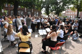 Szkoła muzyczna w Malborku znów organizuje koncert przed budynkiem. Uczniowie i nauczyciele liczą na obecność mieszkańców