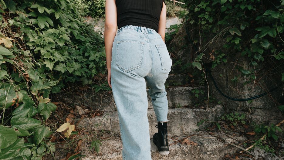 Niektóre modele jeansów postarzają