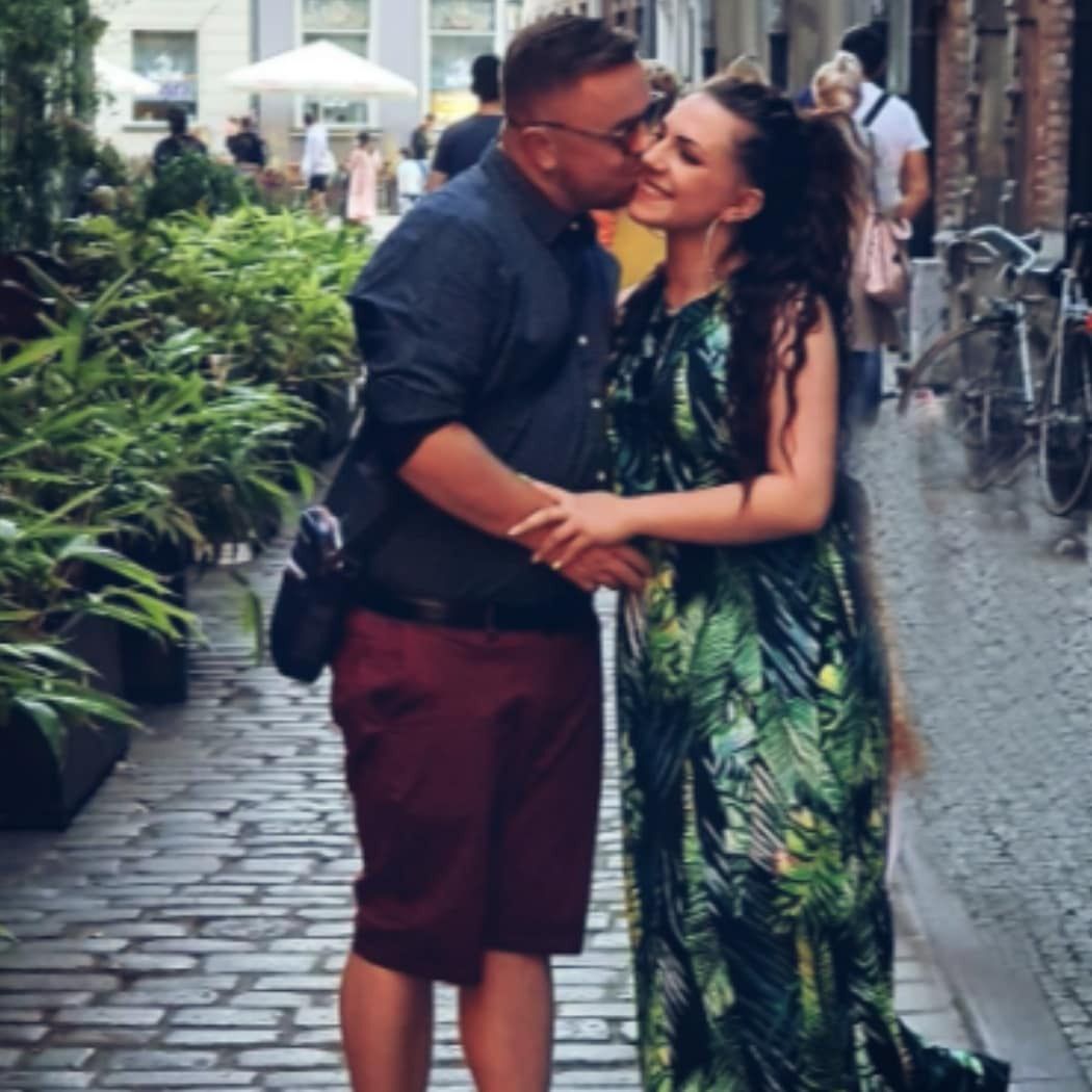 Adam Miciak z partnerką