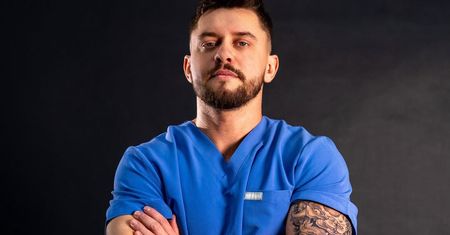 Jest pielęgniarzem. Mówi, jak reagują na niego pacjenci