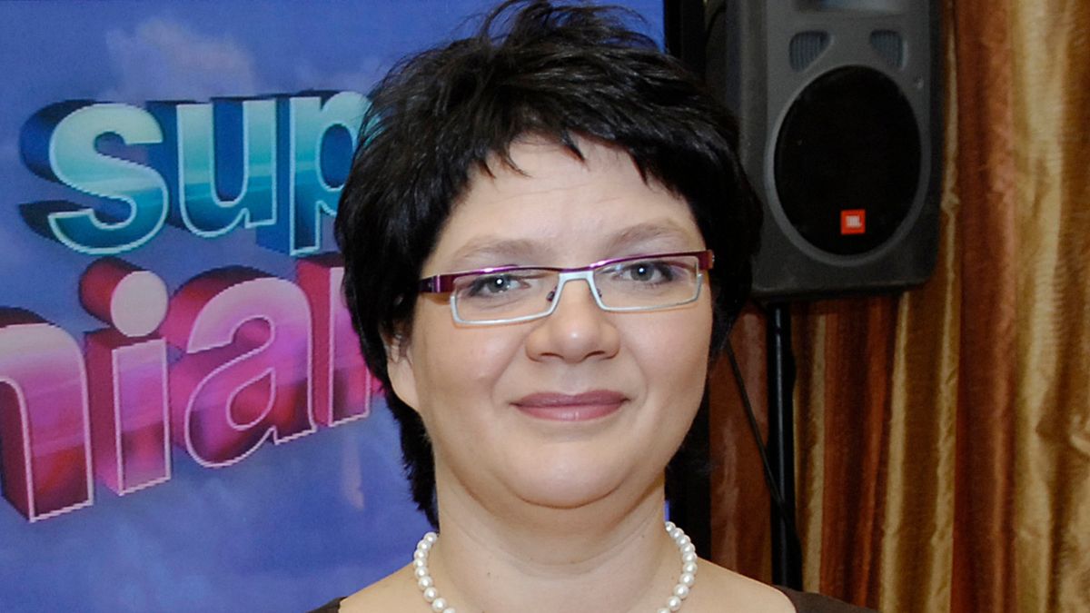 Tak "Superniania" wyglądała na własnej studniówce. Uwagę zwraca fryzura