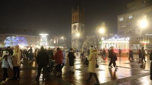 Bytom: Jarmark Świąteczny na rynku. Kolorowe iluminacje, choinka i wspólne kolędowanie. A najmłodsi mają swoją górkę do zjeżdżania