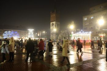 Bytom: Jarmark Świąteczny na rynku. Kolorowe iluminacje, choinka i wspólne kolędowanie. A najmłodsi mają swoją górkę do zjeżdżania