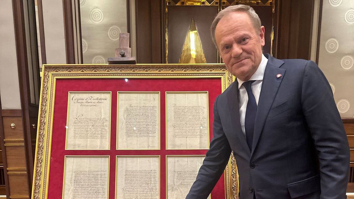 Premier z historycznym listem Turcji, jako prezentem dla Polski