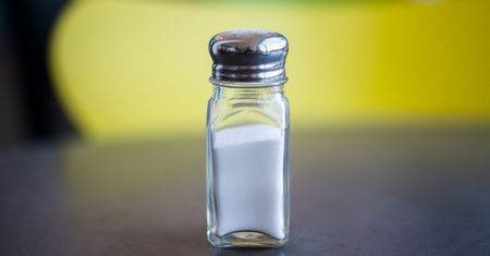 Pojawia się nagle i nie daje spokoju. To oznacza, że jesz za dużo soli
