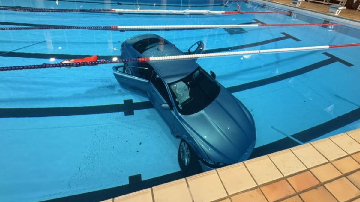 Samochód wylądował w... basenie.