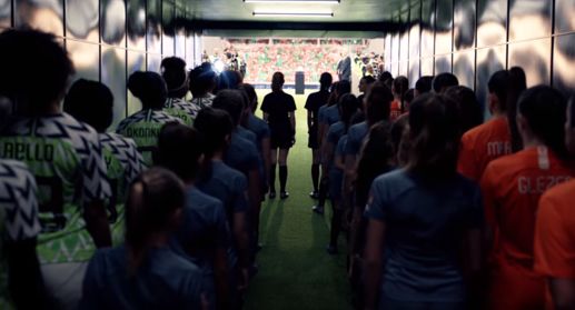 Nike i dziewczęca eskorta przed mundialem kobiet we Francji