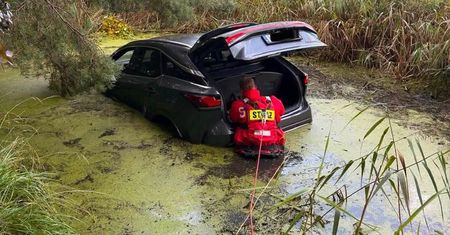 Lexus zatopiony w stawie. Kierowca w szoku. Dostał mandat