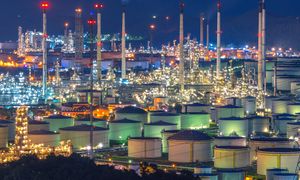 Ropa po 100 dolarów już niedługo? Analitycy kreślą scenariusz